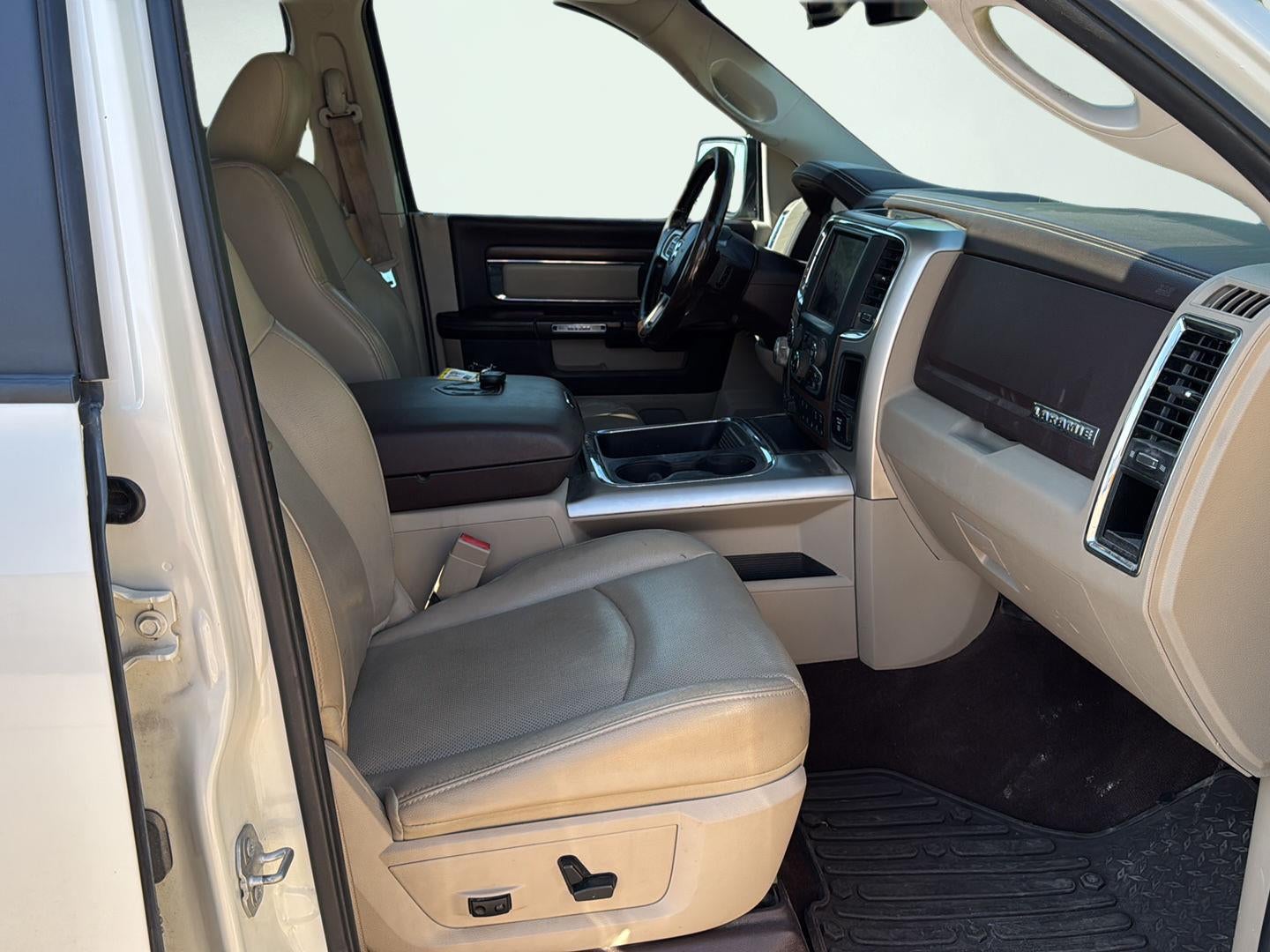 2017 RAM 1500 Laramie Crew Cab 4x4 6'4' Box