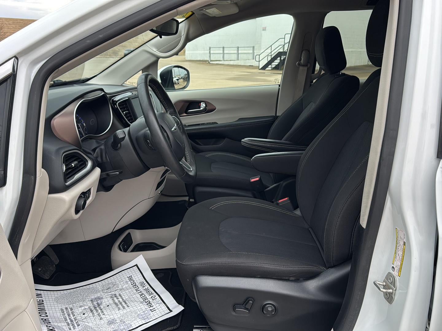 2023 Chrysler Voyager LX